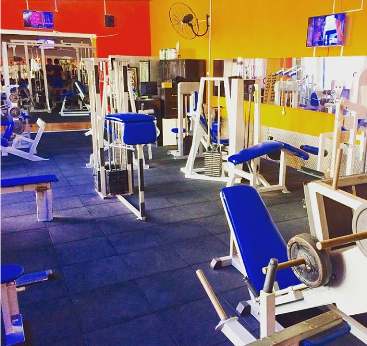 Sala de musculación de AFTER GYM con máquinas y bancos de entrenamiento