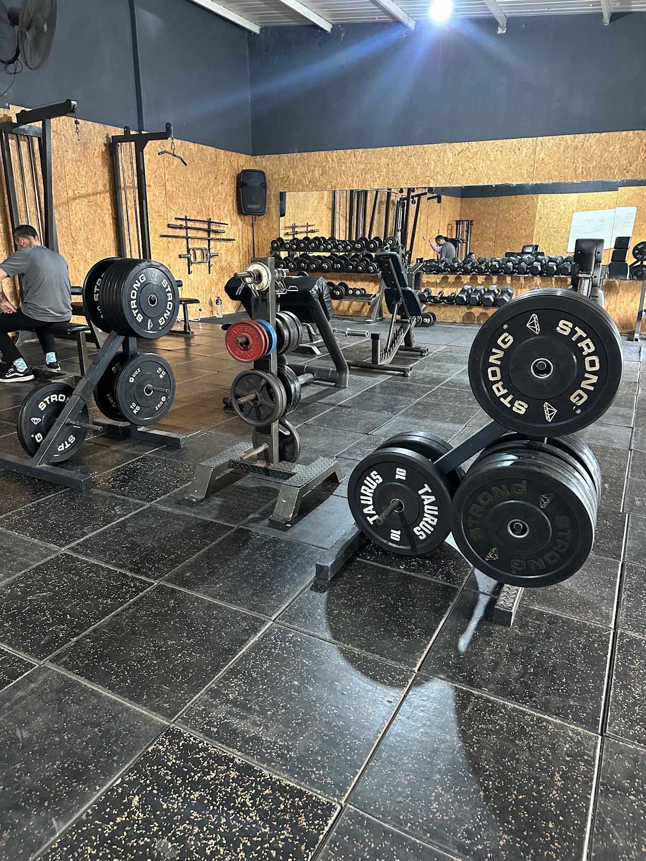 Sala de musculación de AFTER GYM con máquinas y pesos libres