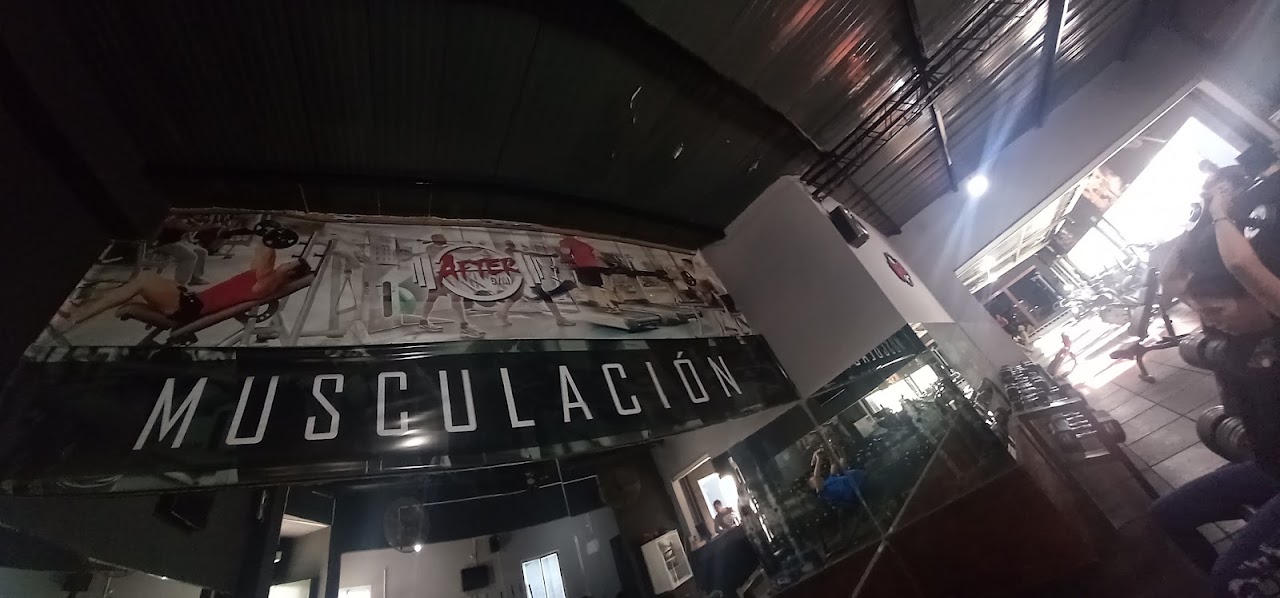 Sector de pesas y discos de AFTER GYM