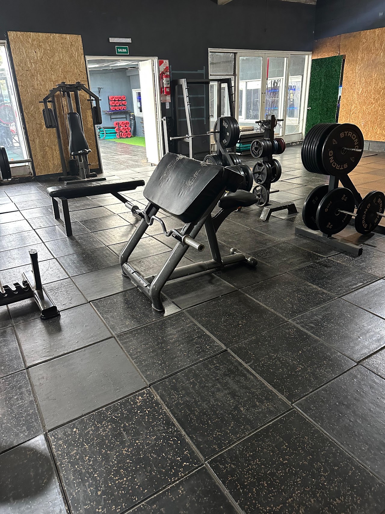 Entrada y cartel de musculación de AFTER GYM