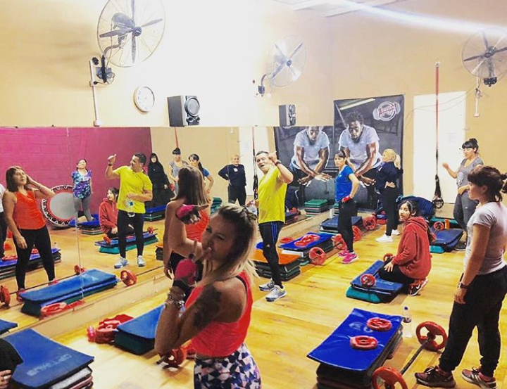 Clase grupal de spinning en AFTER GYM